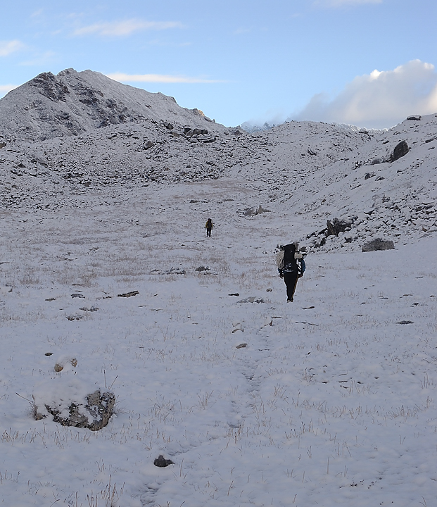 DSCN1996.jpg - Panch Pokari - Westcol high camp (5725m, j13) : encore un reveil sous la neige mais enfin il fait beau le matin