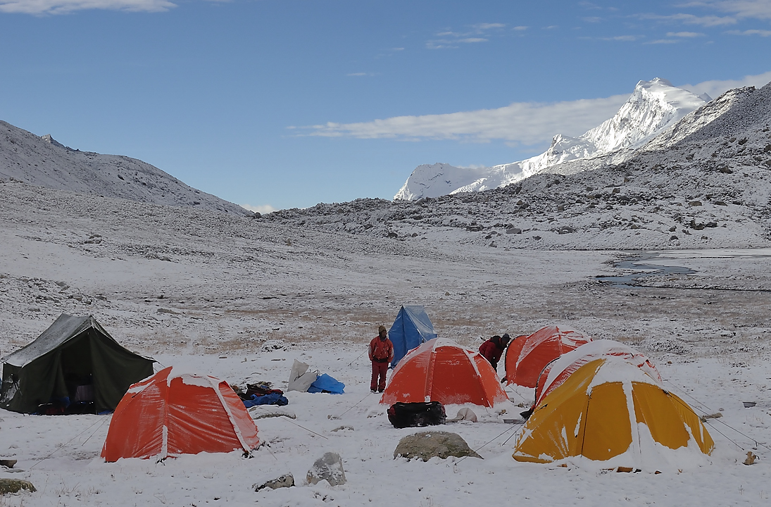 DSCN1997.jpg - Panch Pokari - Westcol high camp (5725m, j13) : encore un reveil sous la neige mais enfin il fait beau le matin