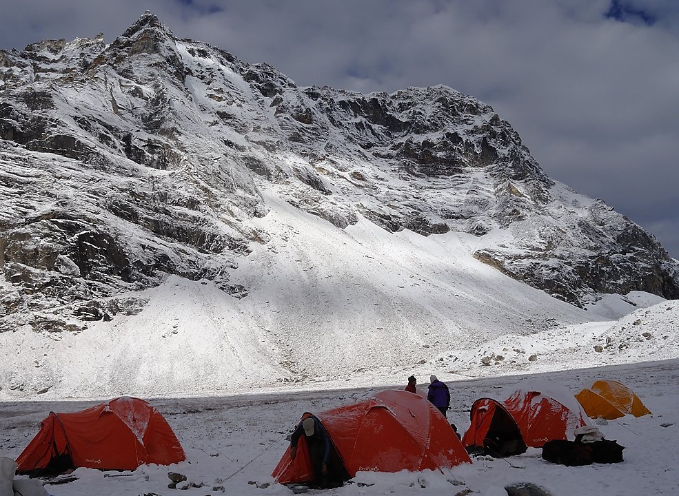 DSCN2000.jpg - Panch Pokari - Westcol high camp (5725m, j13) : encore un reveil sous la neige mais enfin il fait beau le matin