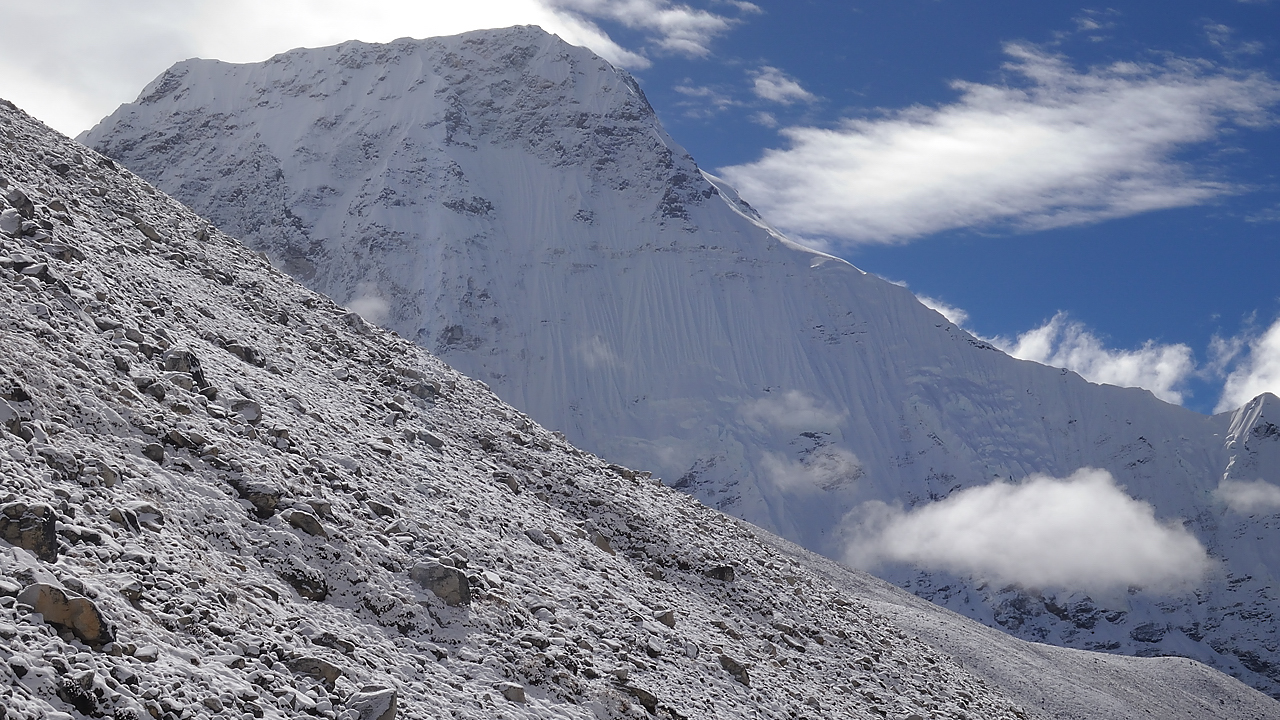 DSCN2002.jpg - Panch Pokari - Westcol high camp (5725m, j13) : vue en arriere, le Chamlang ou un de ses contre-forts