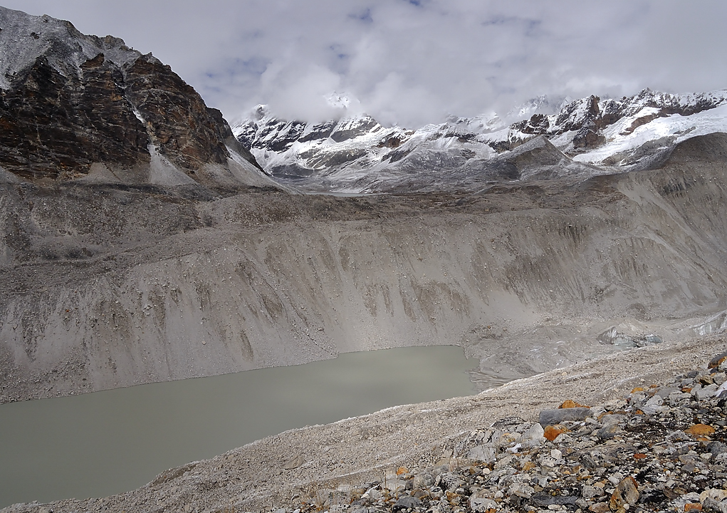 DSCN2004.jpg - Panch Pokari - Westcol high camp (5725m, j13) : on voit le lac au pied du Hunku glacier et au fond on devine l'Amadablam (de derriere par rapport a la vue habituelle)
