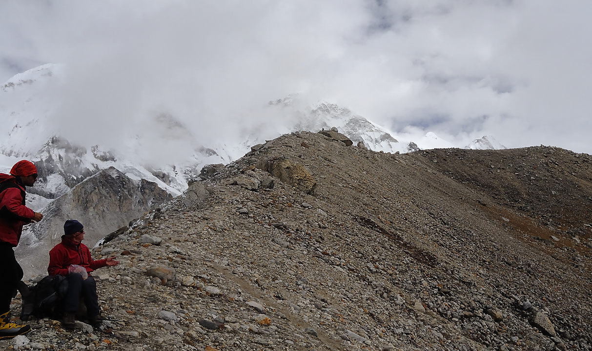 DSCN2005.jpg - Panch Pokari - Westcol high camp (5725m, j13) : meme endroit sur la morene avec vue vers le Baruntse (qui se cache)