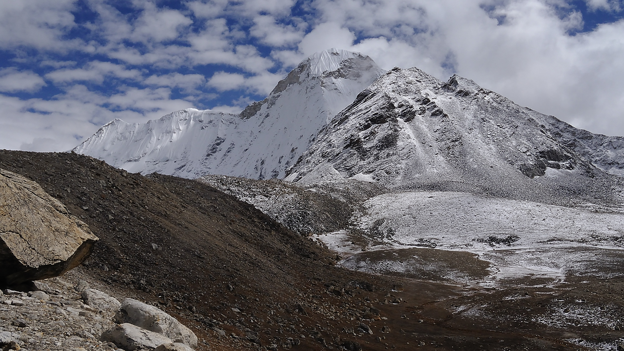 DSCN2009.jpg - Panch Pokari - Westcol high camp (5725m, j13) : meme endroit sur la morene avec vue vers le sommet au dessus du ouest col (sans nom sur la carte)