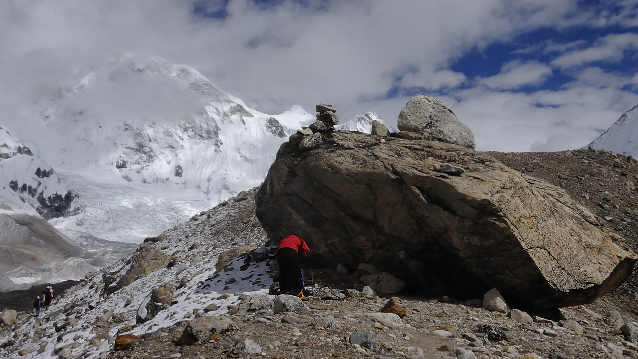 DSCN2010.jpg - Panch Pokari - Westcol high camp (5725m, j13) : meme endroit sur la morene avec vue vers Baruntse