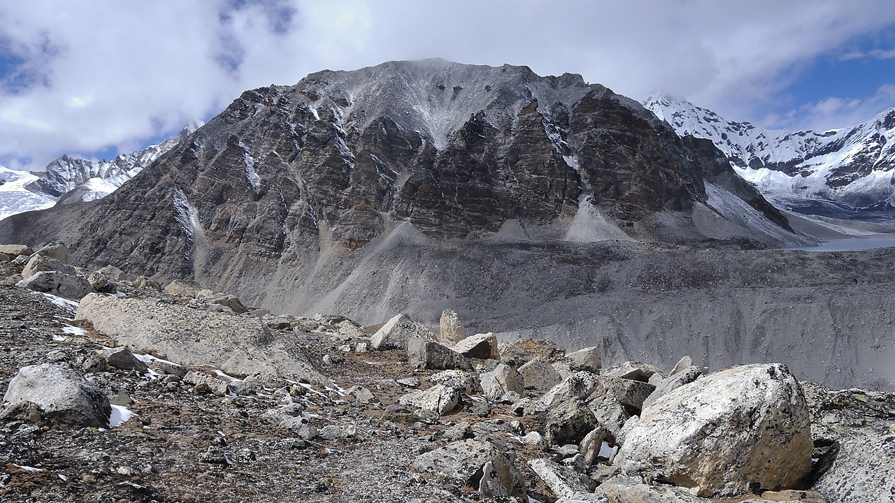 DSCN2017.jpg - Panch Pokari - Westcol high camp (5725m, j13) : un peu plus vers le sud avec tout a gauche le Mingbo La