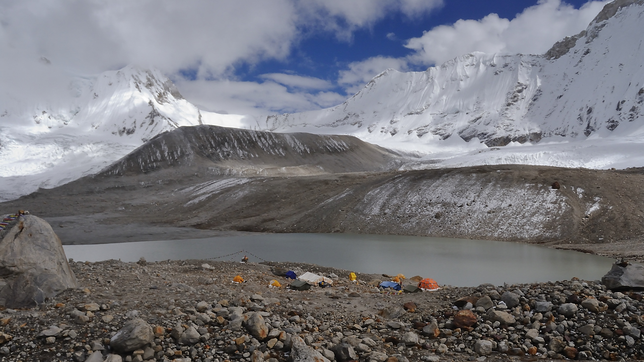 DSCN2018.jpg - Panch Pokari - Westcol high camp (5725m, j13) : arrive au camp de base du Baruntse avec au fond le ouest col