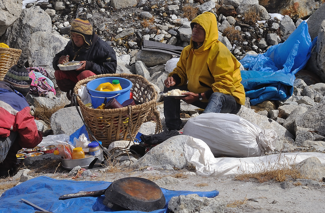 DSCN2020.jpg - Panch Pokari - Westcol high camp (5725m, j13) : pause mid au camp de base