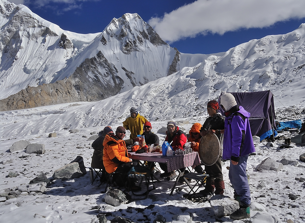 DSCN2032.jpg - repos au high camp (j14) : un peu plus tard, le groupe se leve et nous prenons le petit-dej au soleil (a 4800m quand-meme)