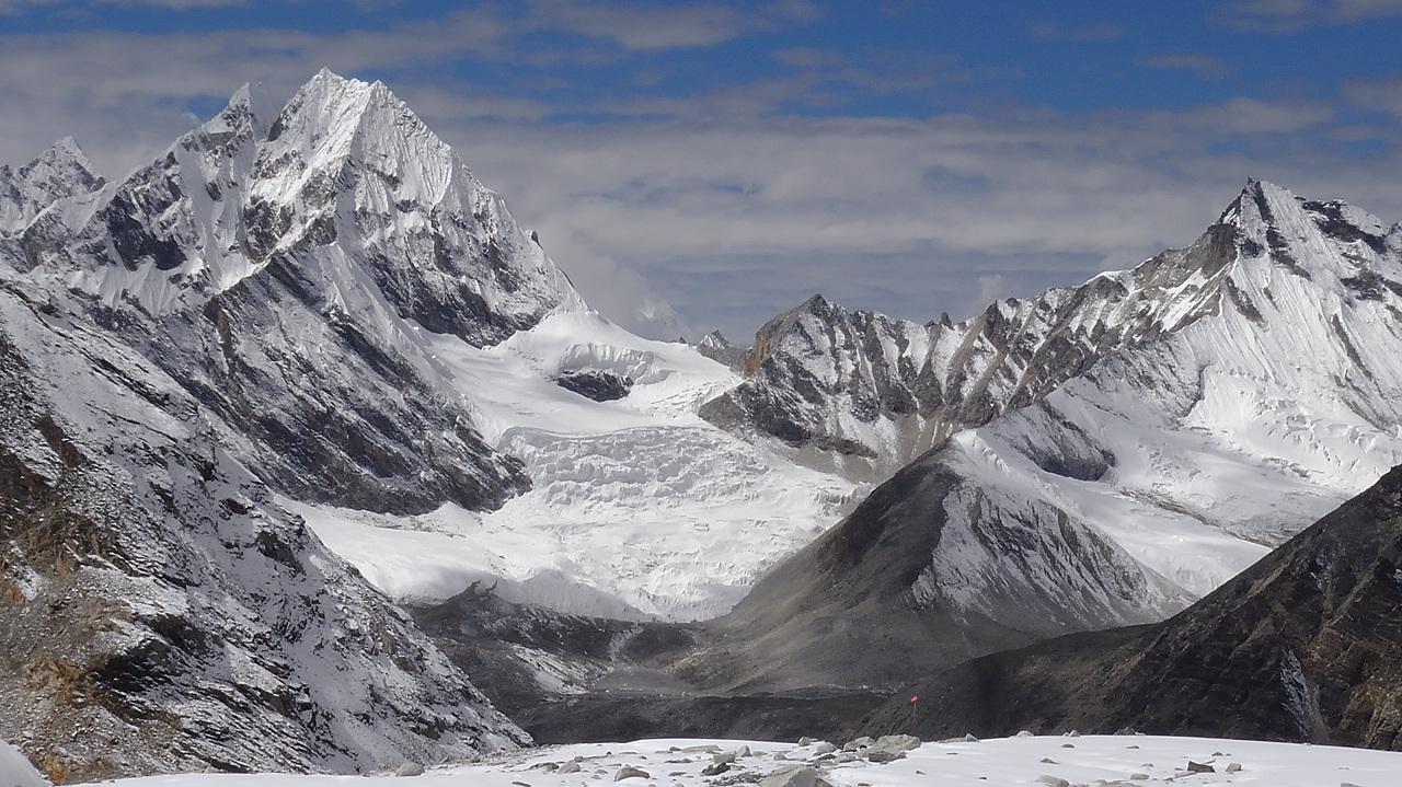 DSCN2034-b.jpg - repos au high camp (j14) : serait-ce vers le Mingmo La ?