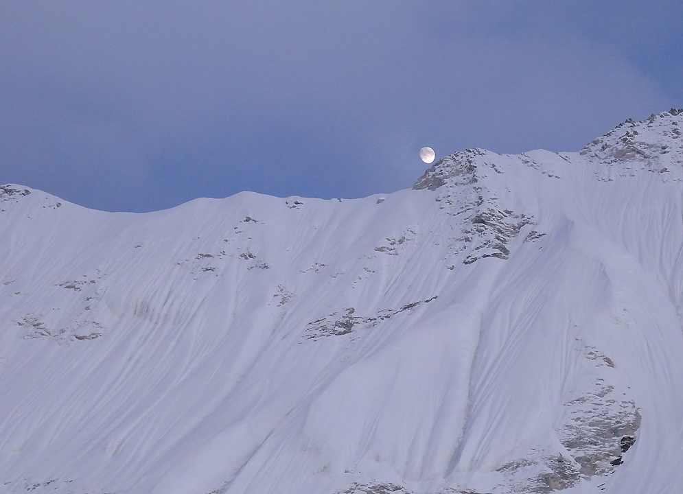 DSCN2038.jpg - repos au high camp (j14) : vers 5h de l'apres-midi, c'est la levee de lune au dessus du West-col 