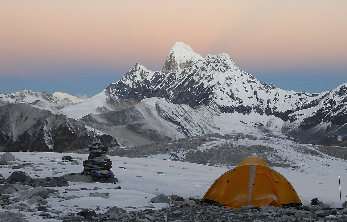 DSCN2042.jpg - high-camp - westcol (6140m) - eastcol (6200m) - fin glacier (j15) : lever de jour sur Amadablam