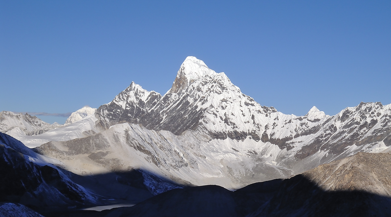 DSCN2044.jpg - high-camp - westcol (6140m) - eastcol (6200m) - fin glacier (j15) : dans la monte vers le pieds du col --- Amadablam deja bien au soleil