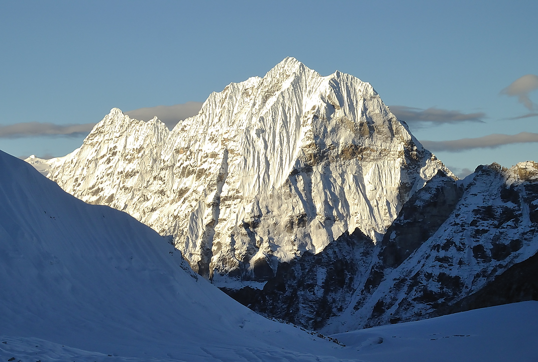DSCN2045.jpg - high-camp - westcol (6140m) - eastcol (6200m) - fin glacier (j15) : aussi vers l'est mais quoi ?