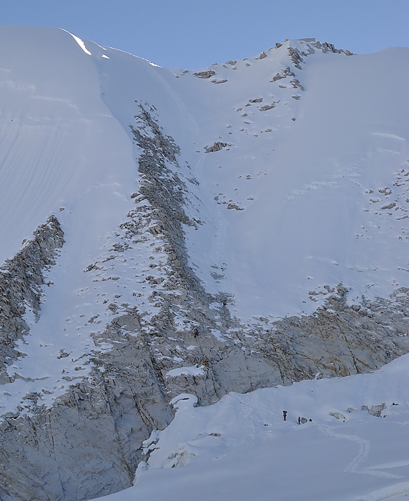 DSCN2046.jpg - high-camp - westcol (6140m) - eastcol (6200m) - fin glacier (j15) : en s'approachant du col, on voit ce qui nous attend