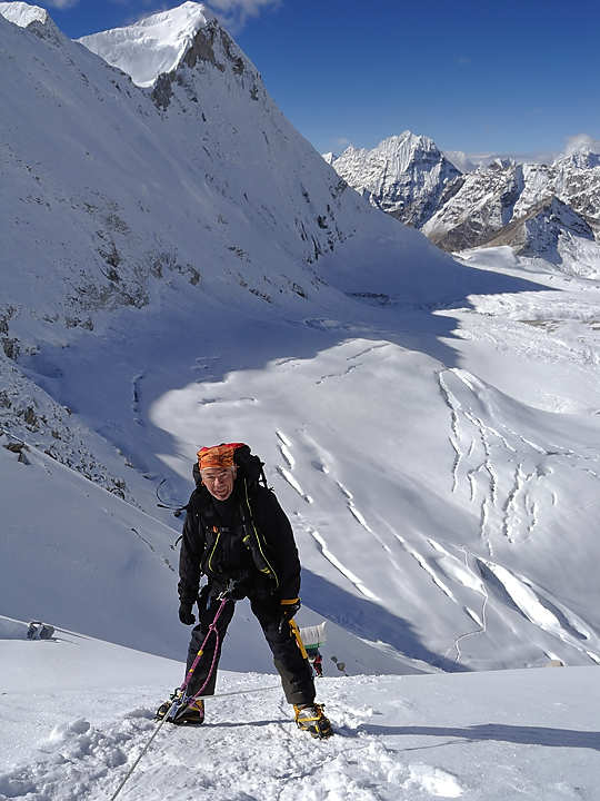 DSCN2052.jpg - high-camp - westcol (6140m) - eastcol (6200m) - fin glacier (j15) : dans la montee au west-col --- Raymond juste derriere moi