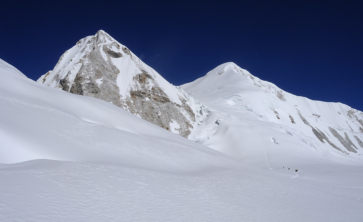 DSCN2058.jpg - high-camp - westcol (6140m) - eastcol (6200m) - fin glacier (j15) : le debut de la montee au Baruntse avec le camp 1 juste a gauche du groupe