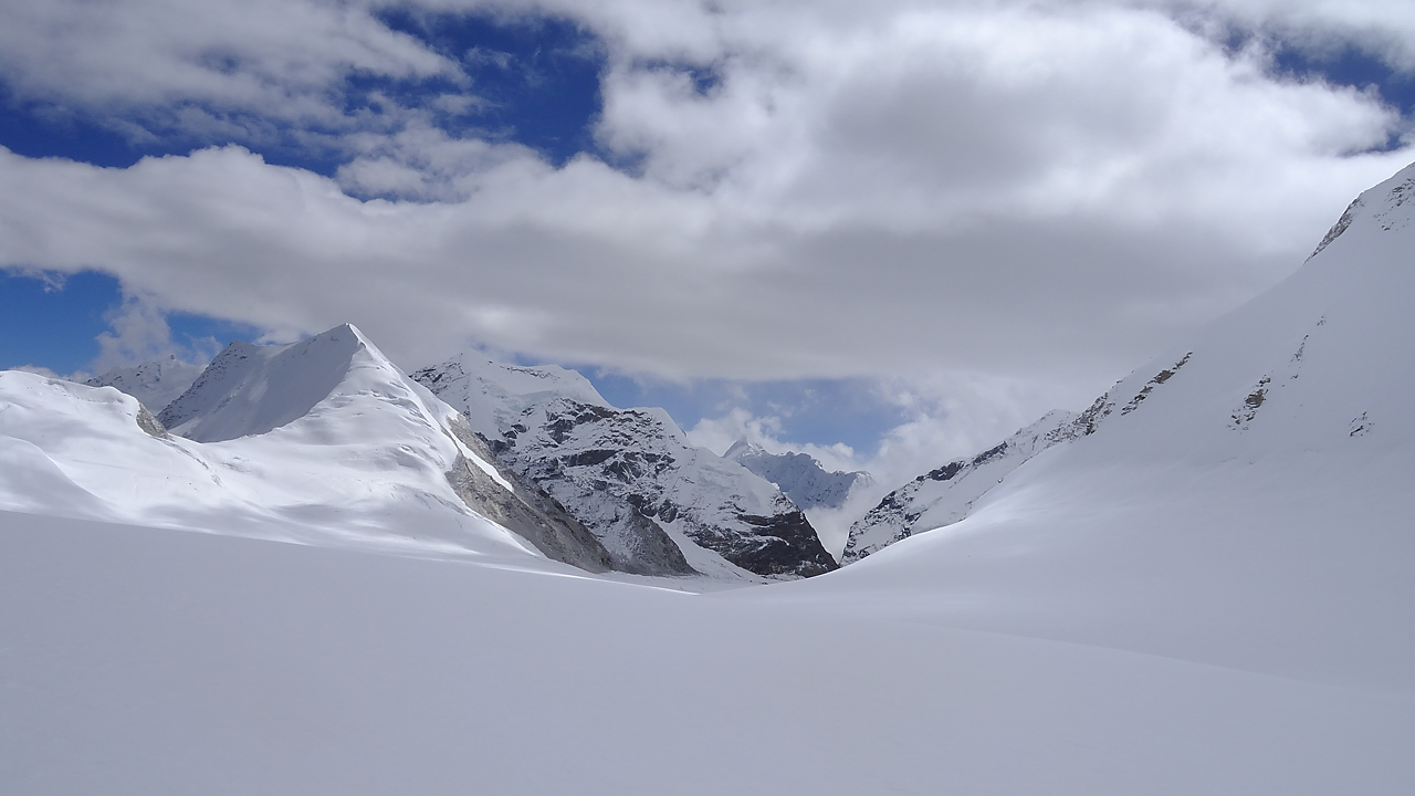 DSCN2062.jpg - high-camp - westcol (6140m) - eastcol (6200m) - fin glacier (j15) : vue vers le sud et le glacier ouest du Baruntse