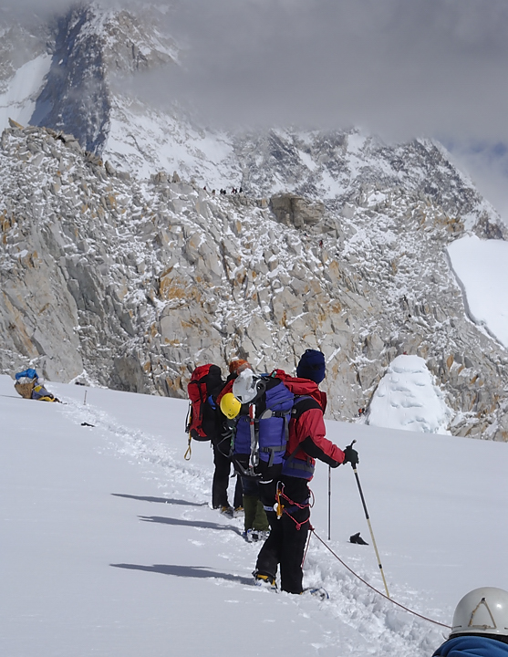 DSCN2068.jpg - high-camp - westcol (6140m) - eastcol (6200m) - fin glacier (j15) : le col s'approche