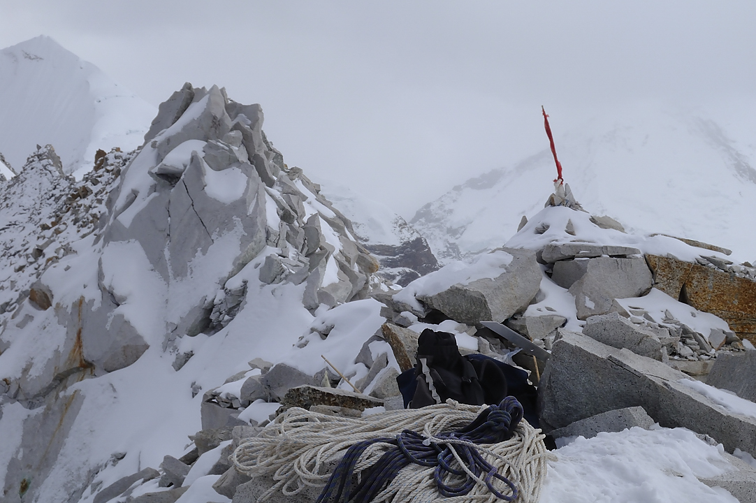 DSCN2074.jpg - high-camp - westcol (6140m) - eastcol (6200m) - fin glacier (j15) : au col 