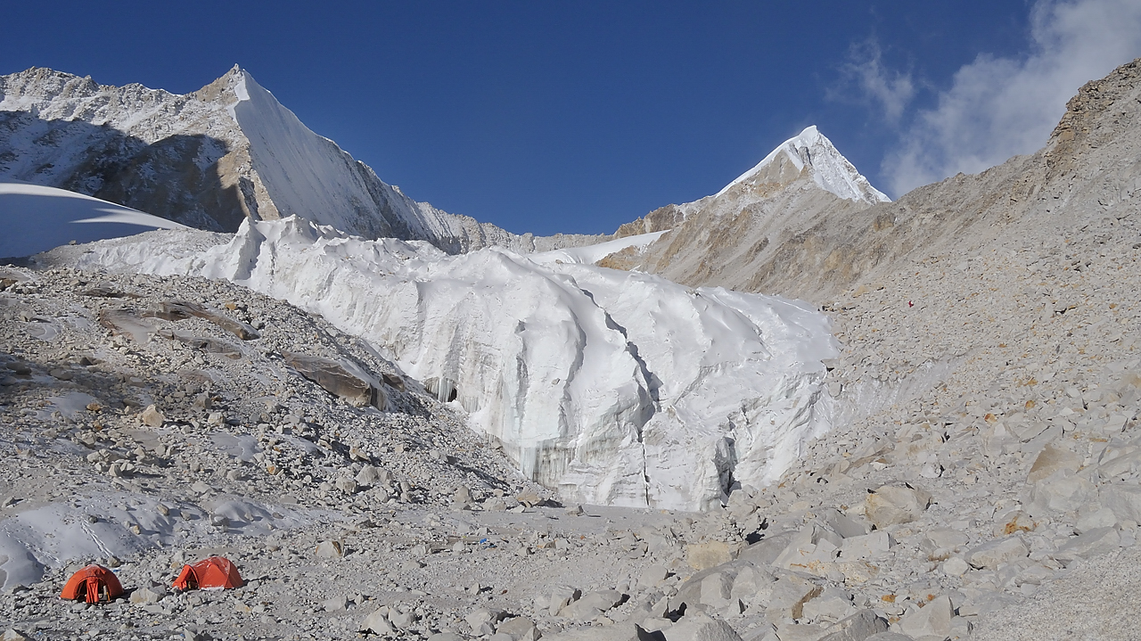 DSCN2086.jpg - high camp (5720m) - Makalu BC (4850m, j16) : le matin, vue du high-camp vers le col passe la veille (le point le plus bas su l'arrete rocheuse)