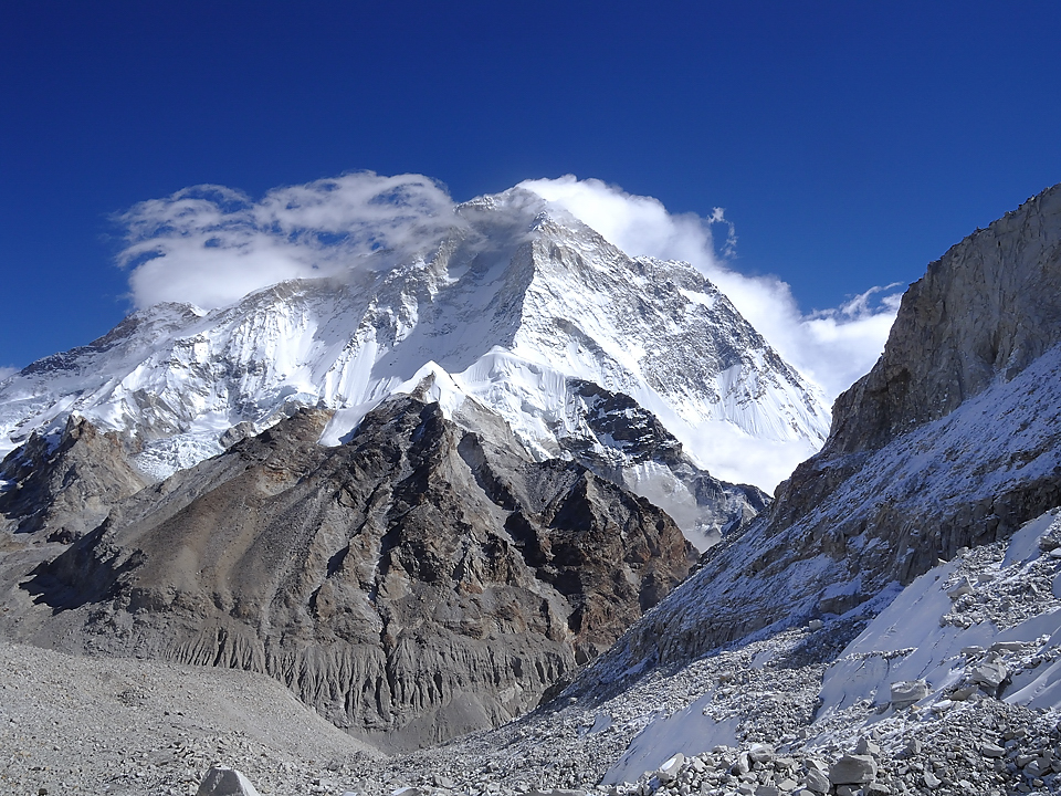DSCN2090.jpg - high camp (5720m) - Makalu BC (4850m, j16) :  des 9h le Makalu se couvre