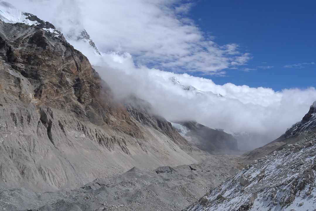 DSCN2091.jpg - high camp (5720m) - Makalu BC (4850m, j16) : le glacier de Barun qui descend jusqu'au camp de base du Makalu