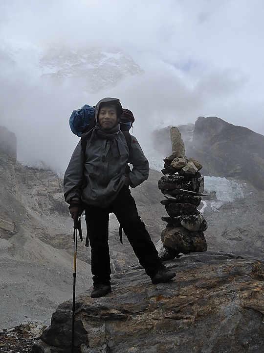 DSCN2093.jpg - high camp (5720m) - Makalu BC (4850m, j16) : Kete pose devant un cairn qu'il a construit
