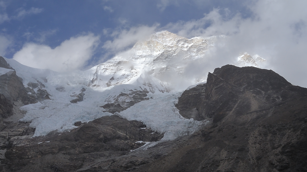 DSCN2095.jpg - high camp (5720m) - Makalu BC (4850m, j16) : quand on s'arrete pour la pause midi, le Makalu est deja bien pris, puis il se redegage pour un instant