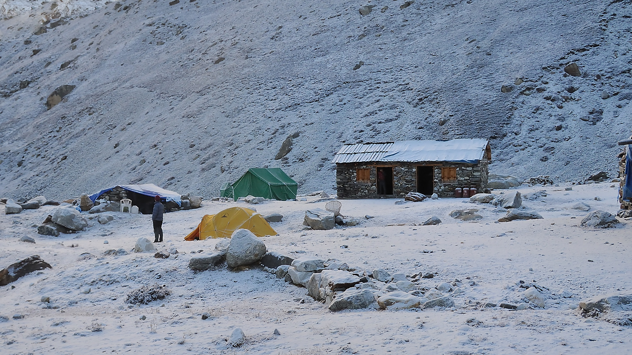 DSCN2097.jpg - Makalu BC - Yangri Kerka (j17) : "5h, le Makalu basecamp s'eveille ...", au moins les equipes nepalaises qui preparent le petit dejeuner