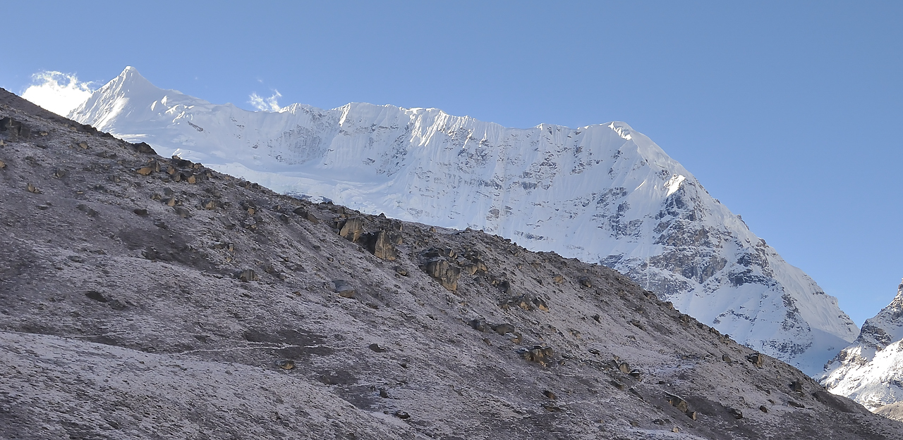 DSCN2099.jpg - Makalu BC - Yangri Kerka (j17) : sommet au sud est du BC, Peak 5 selon la carte, les nepalais l'appellait le Nepa