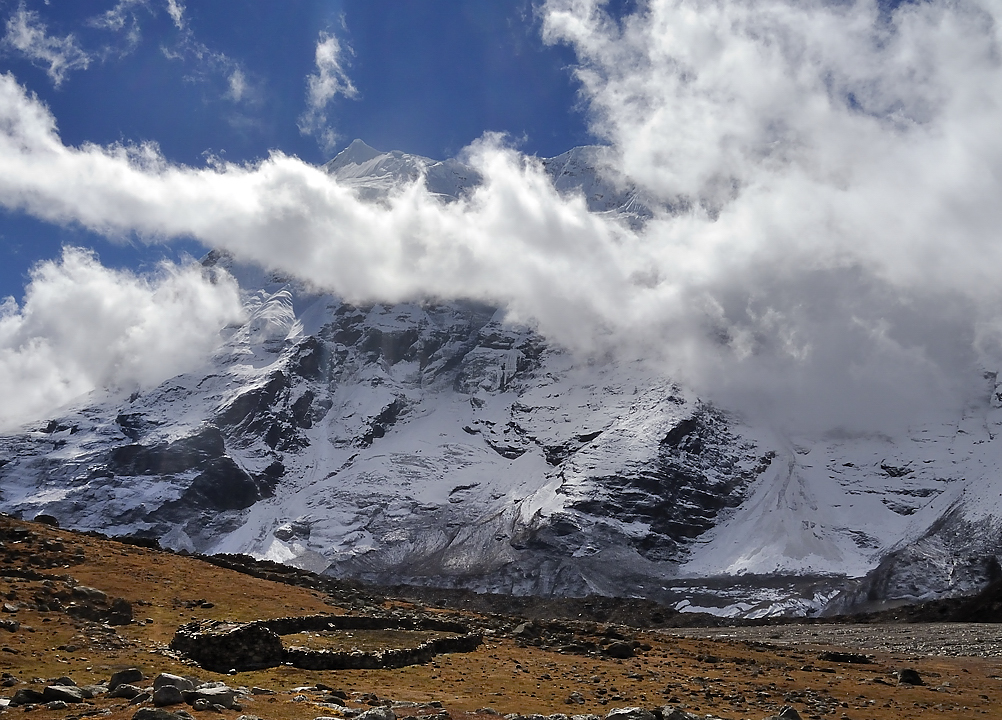 DSCN2116.jpg - en descendant vers l'intersection avec le glacier Baruntse ouest, on decouvre des beaux sommets (p.e. les peak 5 et 6 sur ma carte)  --- dommage qu'on est partie trop tard pour les voir sans trop de brume