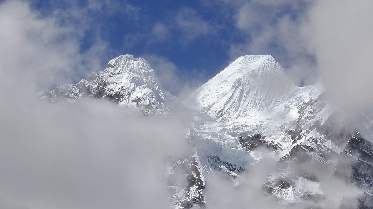 DSCN2117.jpg - Makalu BC - Yangri Kerka (j17) : un peu plus a nord des sommets que Philippe qualifie de latino americains, des contreforts du Chamlang ? (le Chamlang lui-meme doit etre cache derriere)