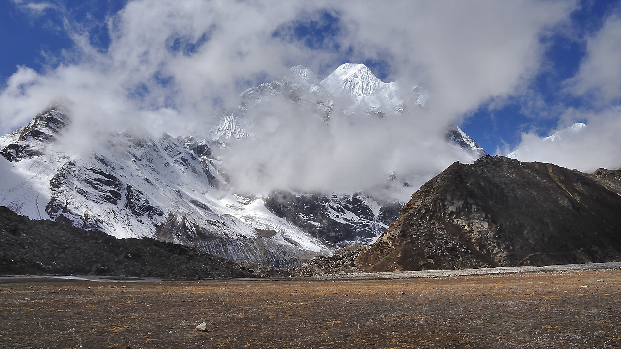 DSCN2118.jpg - Makalu BC - Yangri Kerka (j17) : un peu plus a nord des sommets que Philippe qualifie de latino americains, des contreforts du Chamlang ? (le Chamlang lui-meme doit etre cache derriere)