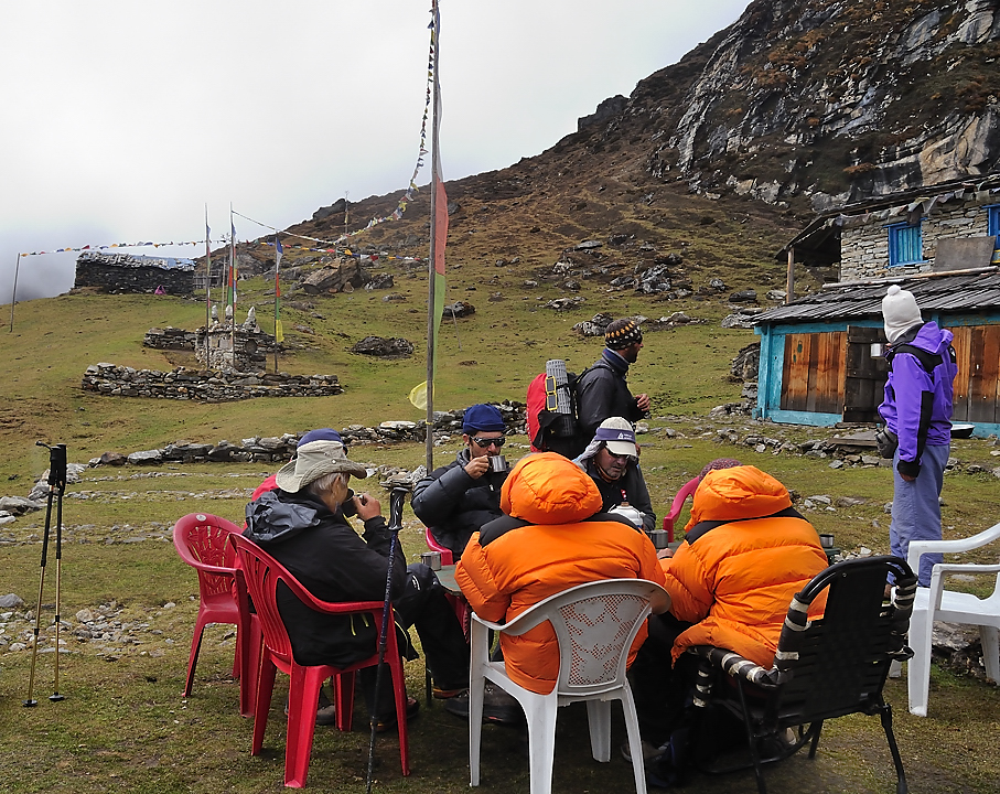 DSCN2124.jpg - Makalu BC - Yangri Kerka (j17) : on prend l'aperitif au soleil (derriere les nuages), puis la pluie s'y mele et nous mangeons enfermes dans une piece sombre