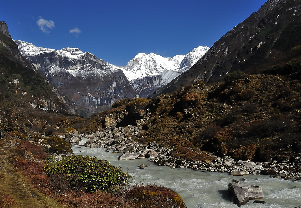 DSCN2150.jpg - Yangri Karka - Dobato (j18) : en arriere encore les sommets de la veille