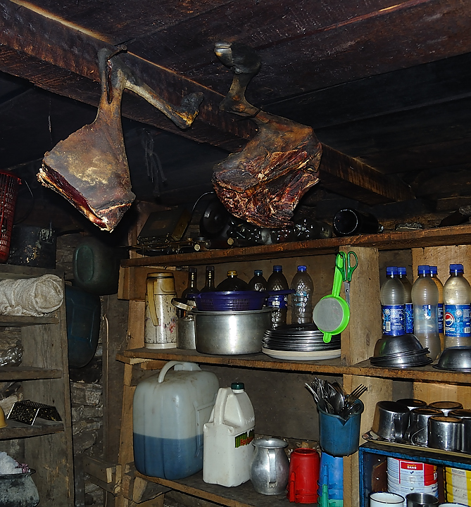 DSCN2184.jpg - Yangri Karka - Dobato (j18) : des jambon de chevre bien secs