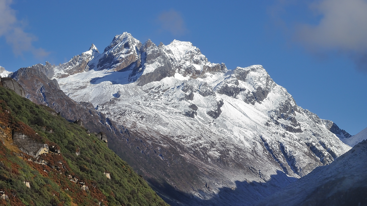 DSCN2185.jpg - Dobato - Tashigong (j19) : le matin, il fait grand beau -- les montagnes plus haut dans la vallee que la veille etaient cachees dans le nuages