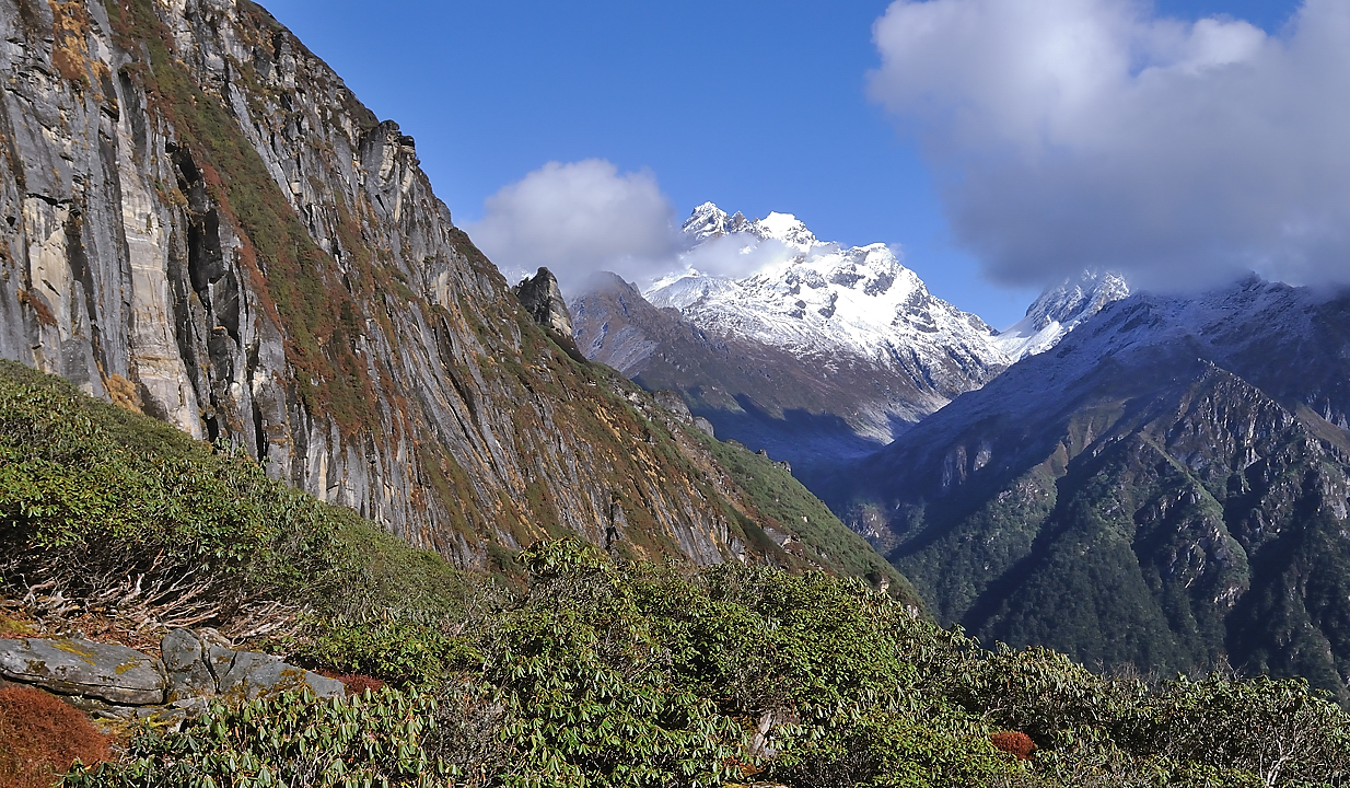 DSCN2186.jpg - Dobato - Tashigong (j19) : le matin, il fait grand beau -- les montagnes plus haut dans la vallee que la veille etaient cachees dans le nuages