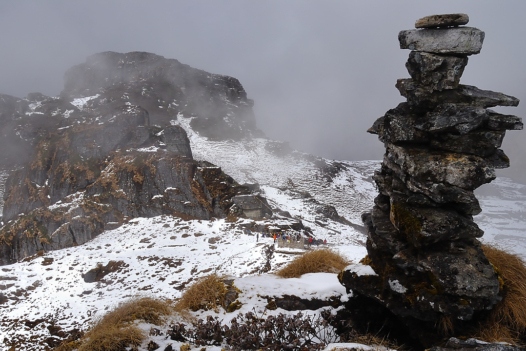 DSCN2196.jpg - Dobato - Tashigong (j19) : le 2me col est le Kongma La (ici pris d'un cairn 50m au-dessus du col  -- ils voulaient savoir si c'etait un cairn ou une statue)