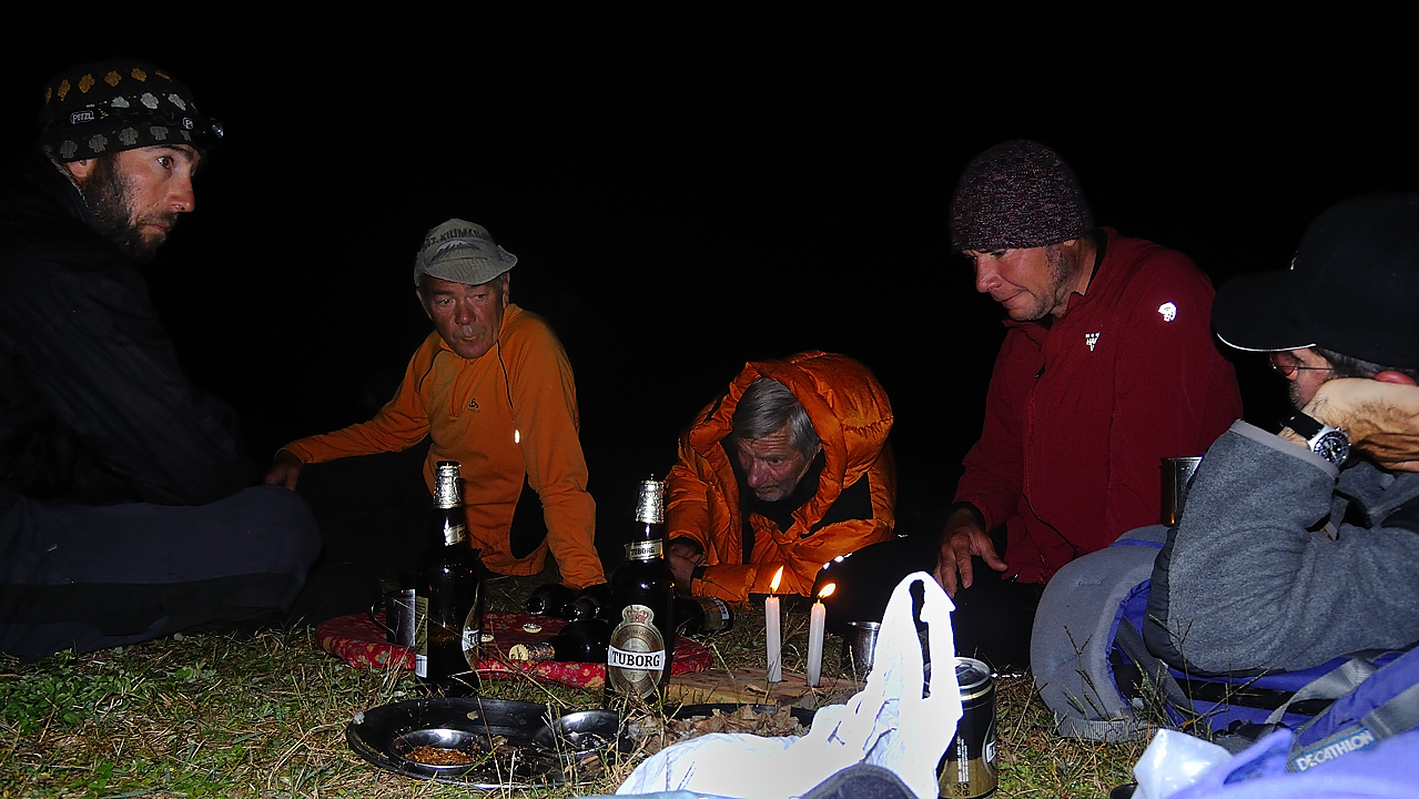 DSCN2222.jpg - Dobato - Tashigong (j19) : nous arrivons tard a l'tape, mais il fait bon pour la 1ere fois, et la biere coule a flot