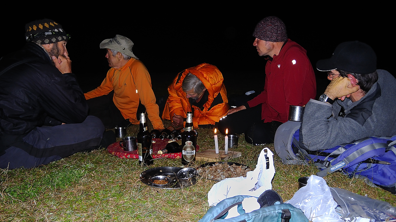 DSCN2223.jpg - Dobato - Tashigong (j19) : nous arrivons tard a l'tape, mais il fait bon pour la 1ere fois, et la biere coule a flot