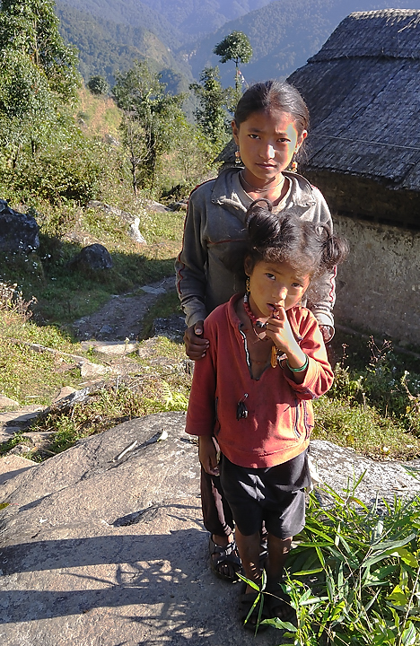 DSCN2231.jpg - Tashigong - Num (j20) : des enfants qui me disent qu'ils vont a l'cole (sans cartable ?)