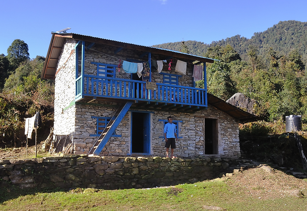 DSCN2236.jpg - Tashigong - Num (j20) : l'ecole de Tashigong et le maitre qui attend ses eleves