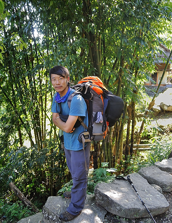 DSCN2274.jpg - Tashigong - Num (j20) : Lapka pour montrer la taille des bambous geants
