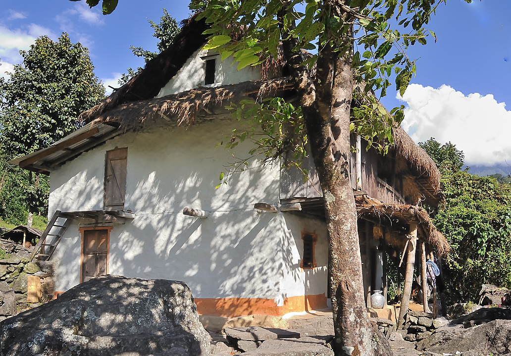 DSCN2278.jpg - Tashigong - Num (j20) : maintenant nous retrouvons l'architecture des maisons que nous avons connu lors de notre premier voyage au Nepal