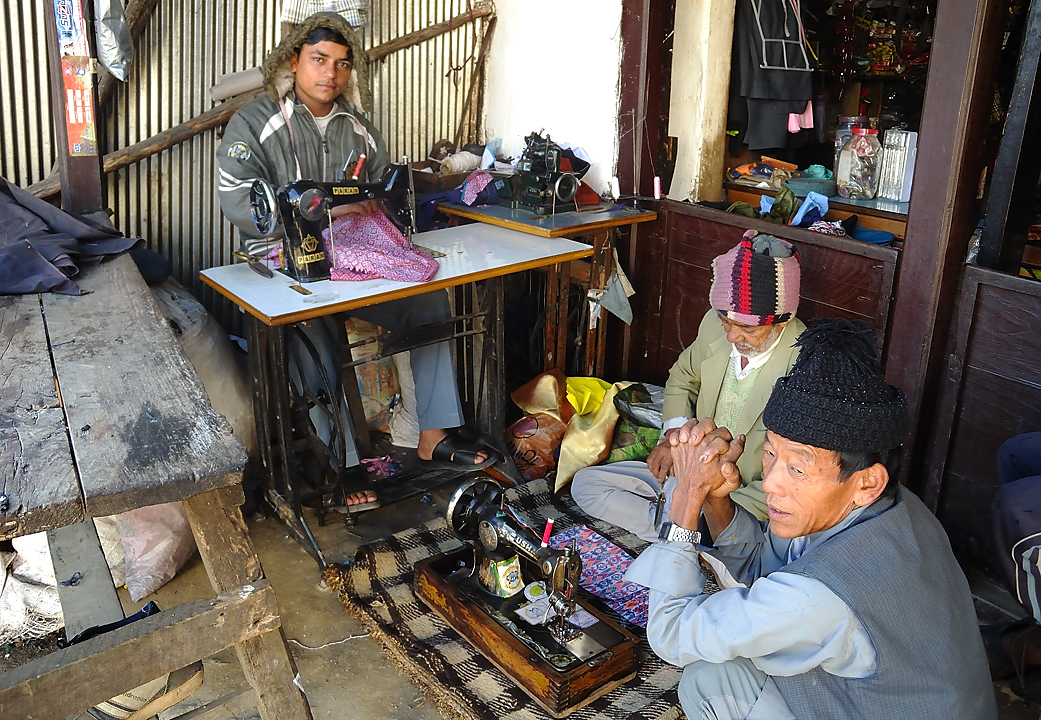 DSCN2289.jpg - Num - Kadbari (j21) Num est une petite ville avec des artisans, de shop et des militaires