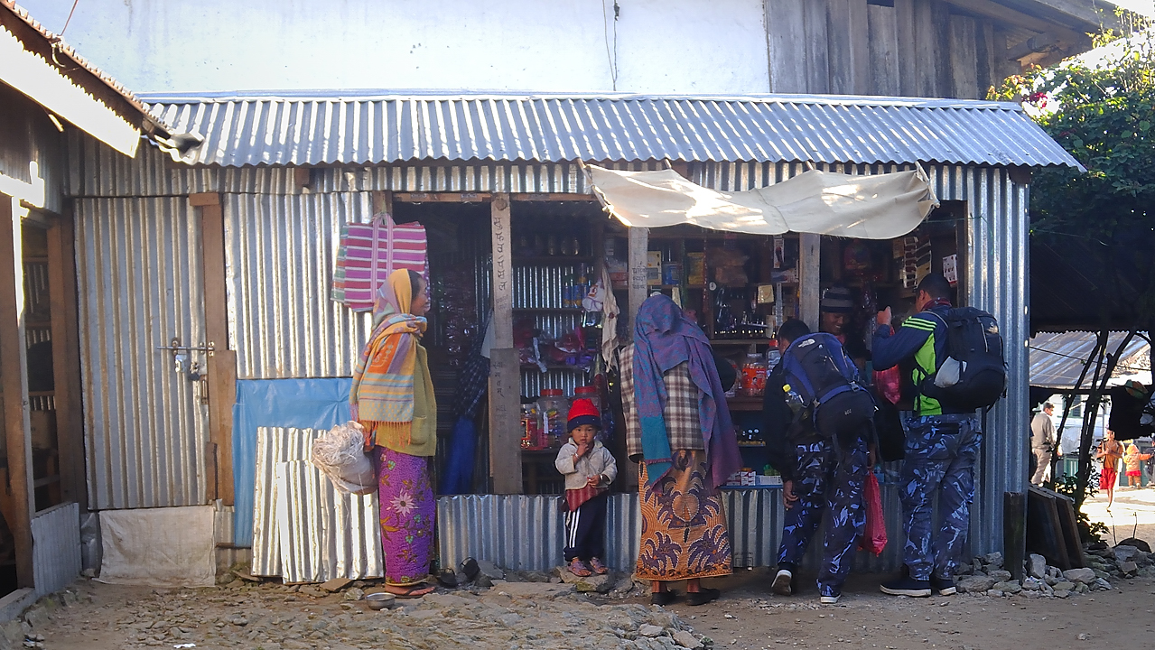 DSCN2290.jpg - Num - Kadbari (j21) Num est une petite ville avec des artisans, de shop et des militaires