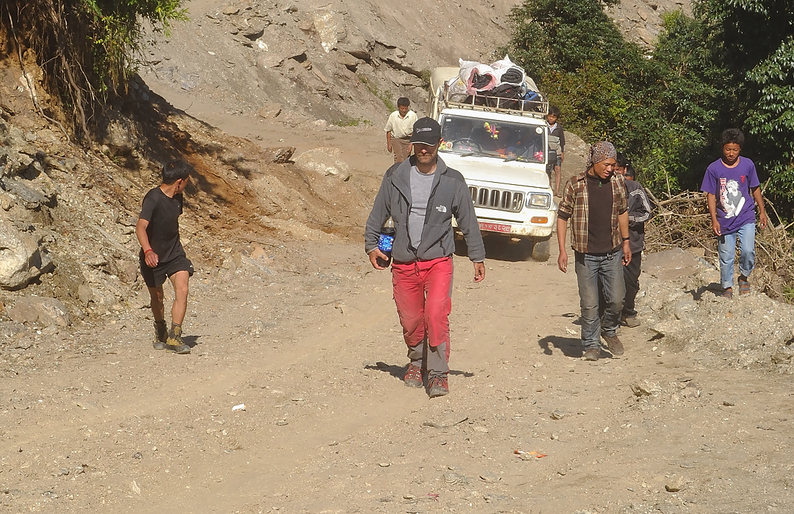 DSCN2310.jpg - Num - Kadbari (j21) : apres Dheurali, nous continuons a pieds -- avec bcp  d'interruptions car la route est tres mauvaise
