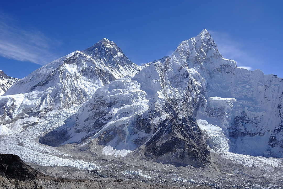 DSCN2558.jpg - vue du Kalapatar sur le Icefall, l'Everest (sommet rocheux a gauche), le Nuptse (sommet a droite) et le col sud (entre les deux)