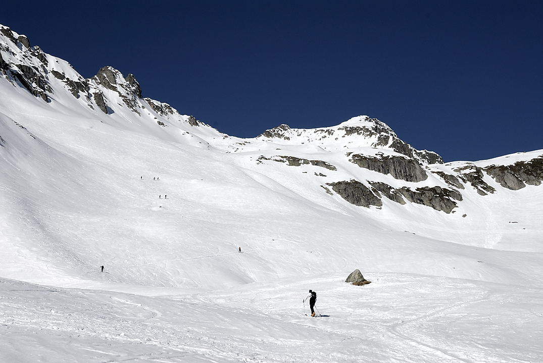 110129-05.jpg - Depuis la descente : quelques retardataires et le sommet (à droite)